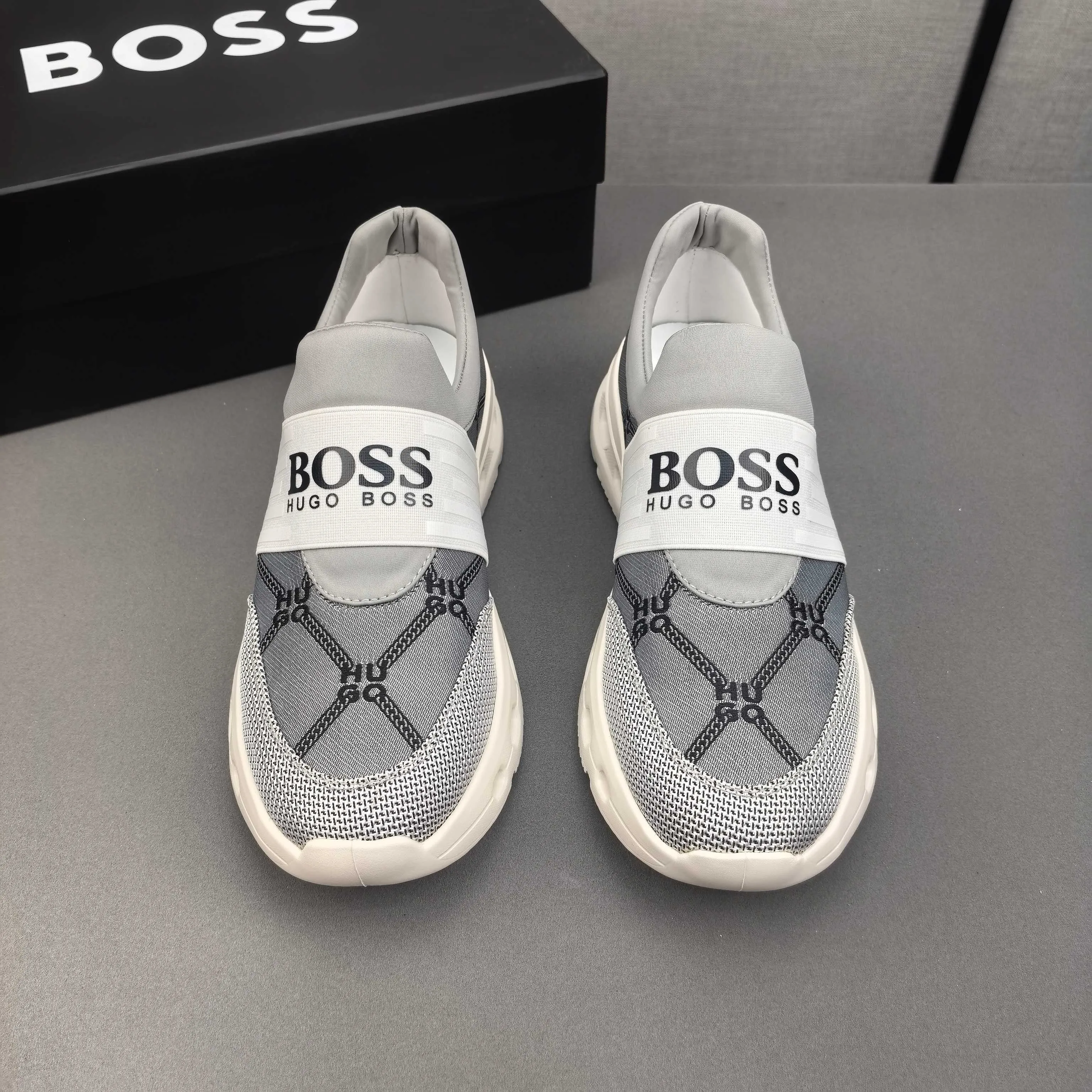 PP420❣️❣️❣️BOSS’s new 🆕low-top casual sneakers, made of breathable mesh, with brand signature details on the shoe collar to enhance style. Fashionable and versatile, it can complement any look. With a sophisticated design that is both dynamic and modern, this new must-have shoe adds a new dimension to Dior's legacy, displaying modern elegance. Men's shoes 38-44 45🉑️customized